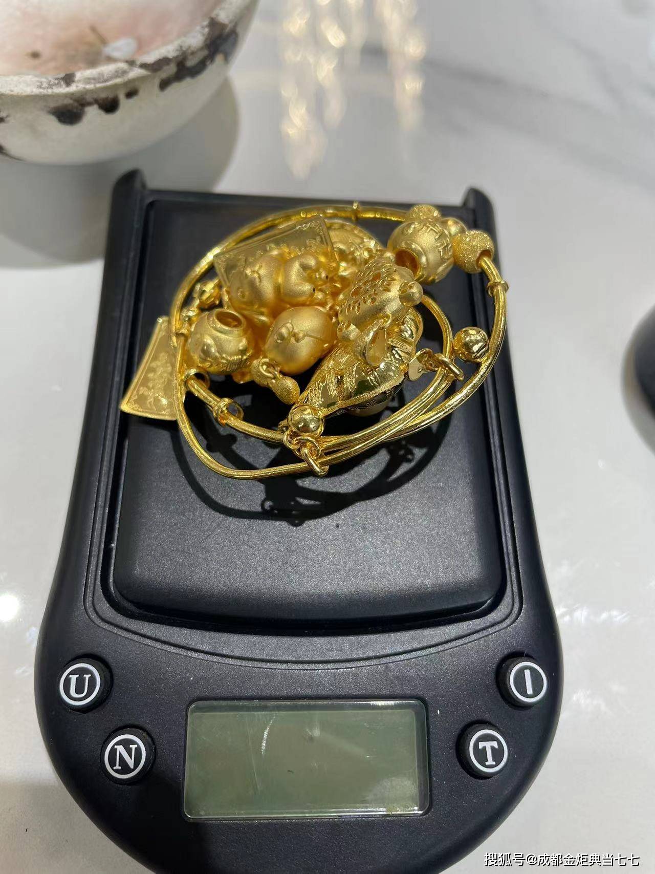 鄄城最新24小时上门回收金价方法分析(最方便真实的鄄城24小时上门回收黄金方法)